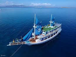 Perahu Pinisi Tradisional